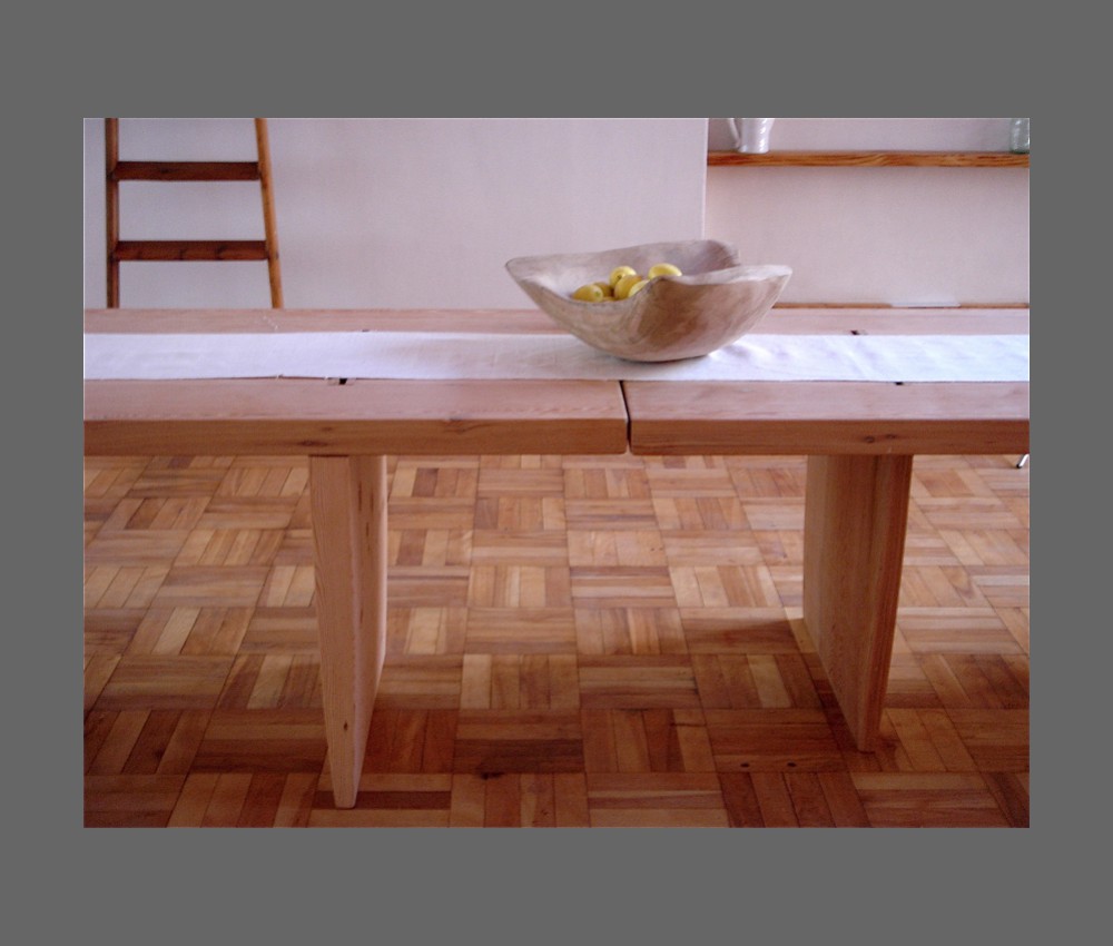 detail dining table