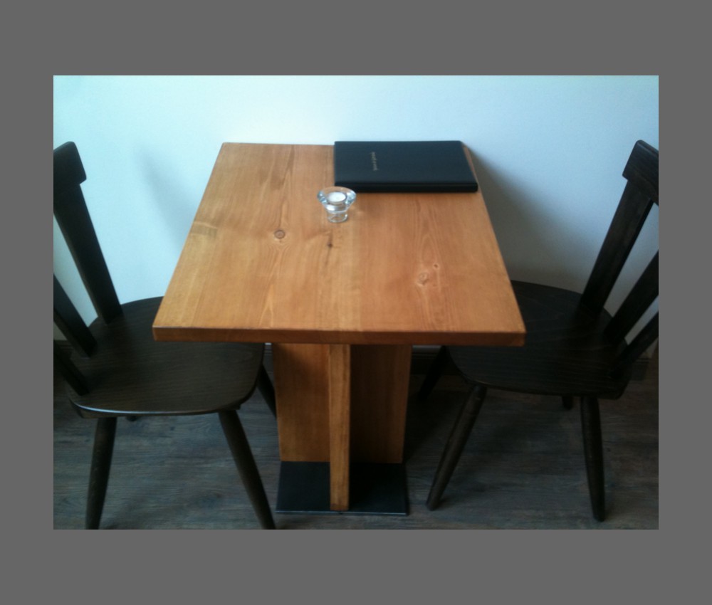 detail quadratischer tisch