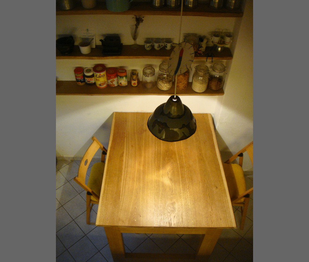 kuechentisch und regale