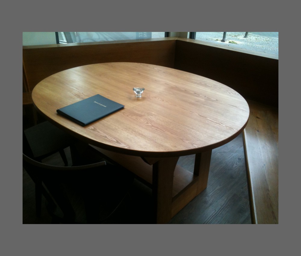 ovaler tisch mit bank
