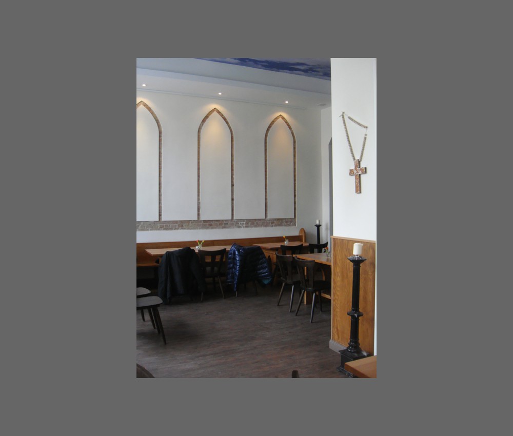raum 1 mit kirchenfenstern